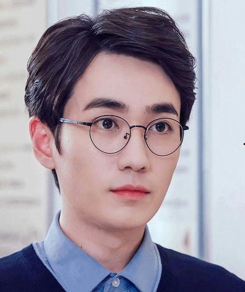 戴眼镜明星男,时尚与智慧的完美融合