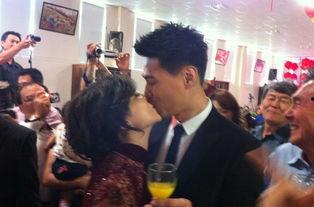 明星夫妻亲吻照片,明星夫妻深情亲吻，浪漫画面引网友热议