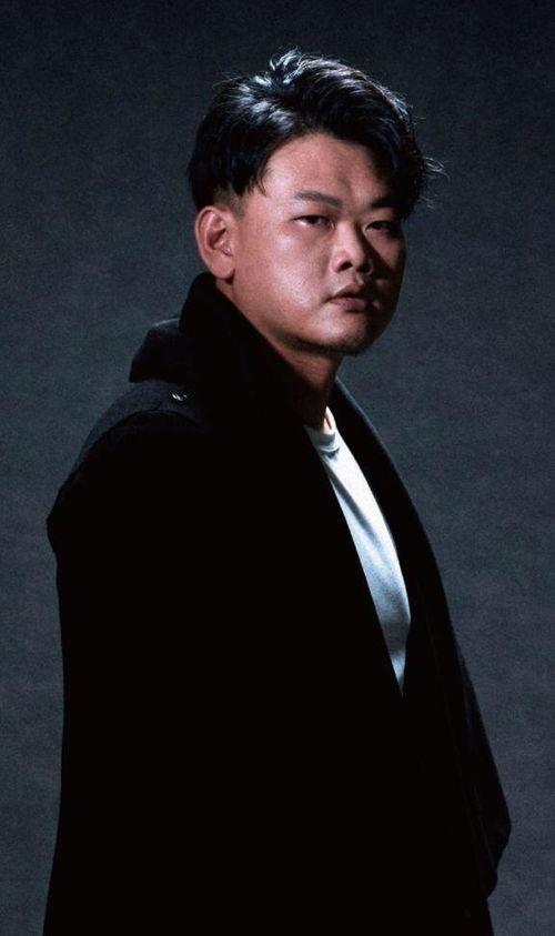 香港男演员吃瓜图片,这表情太逗了！