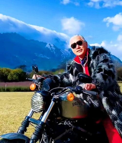 甘肃网红大爷,田间地头演绎乡村新风尚